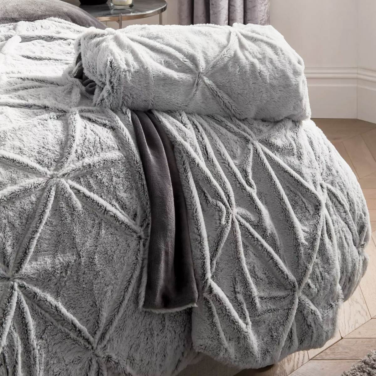 Super Soft Rouched Faux Fur Grey Throw 150x200cm